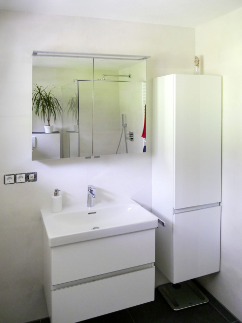 Waschbecken Unterschrank, Spiegelschrank und Badschrank
