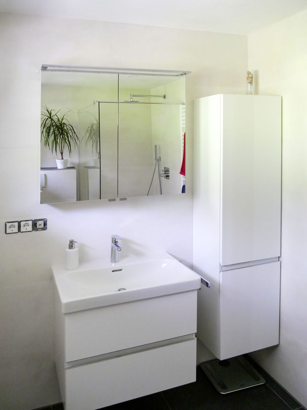 Waschbecken Unterschrank, Spiegelschrank und Badschrank